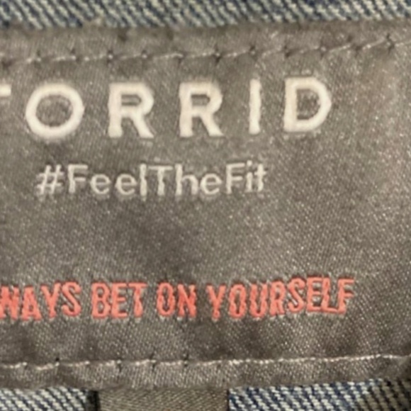 Torrid women’s denim jacket size 1 light wash distressed - Picture 3 of 14